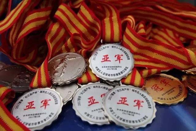 朱利安调侃篮板技艺，鹈鹕主帅幽默回应惹笑